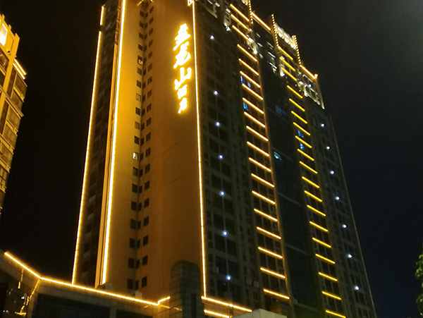 宇泉投光燈：光芒匯聚，萬千華彩